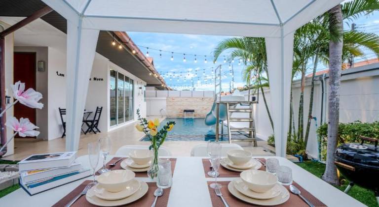 Villa with hot tub & pool | Pet-friendly — photo 3
