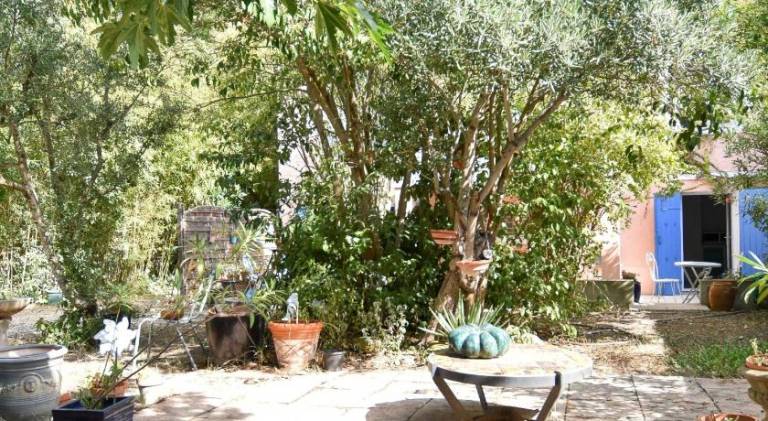 Rental apartment with terrace & garden in Arles