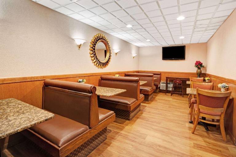 Days Inn by Wyndham Ann Arbor — photo 4