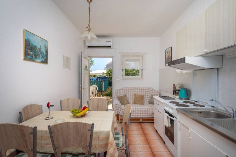 A2 apt near beach w patio, parking and grill — photo 3