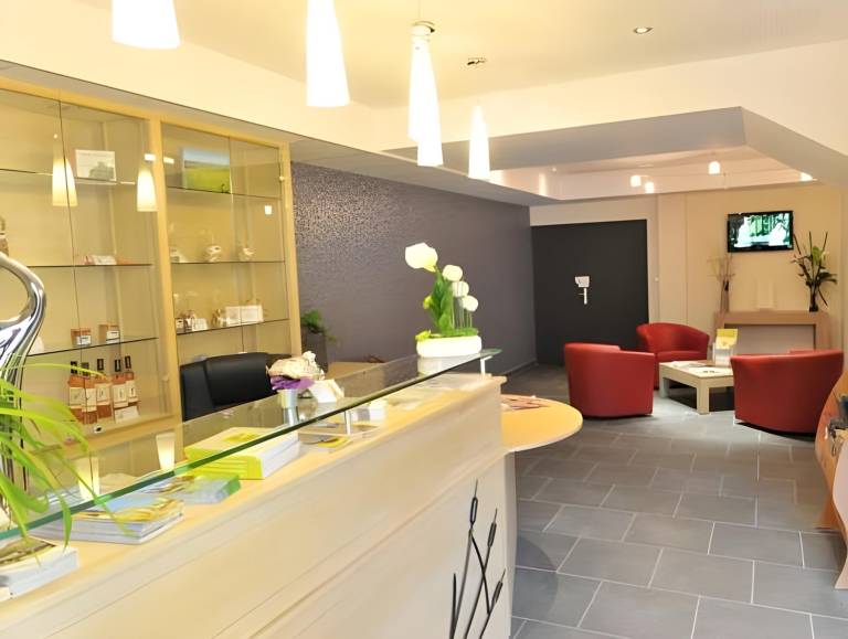 Logis Hotel Restaurant Les 2 Rives - A75, en bordure de riviere — photo 4