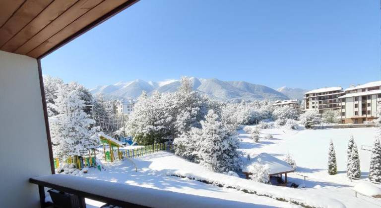 Rental apartment with terrace, pool & yard in Bansko