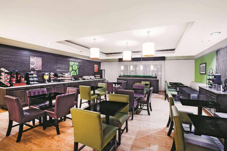 La Quinta Inn & Suites by Wyndham Beaumont West — photo 5