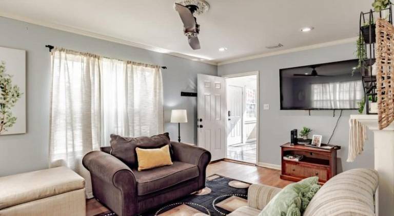 Ample house | Perfect for remote work | Pets are welcome in Mobile, AL