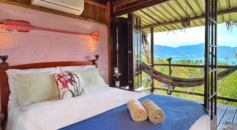 Vacation home with pool | Next to the beach | Good for workation | Pet-friendly in Ilhabela