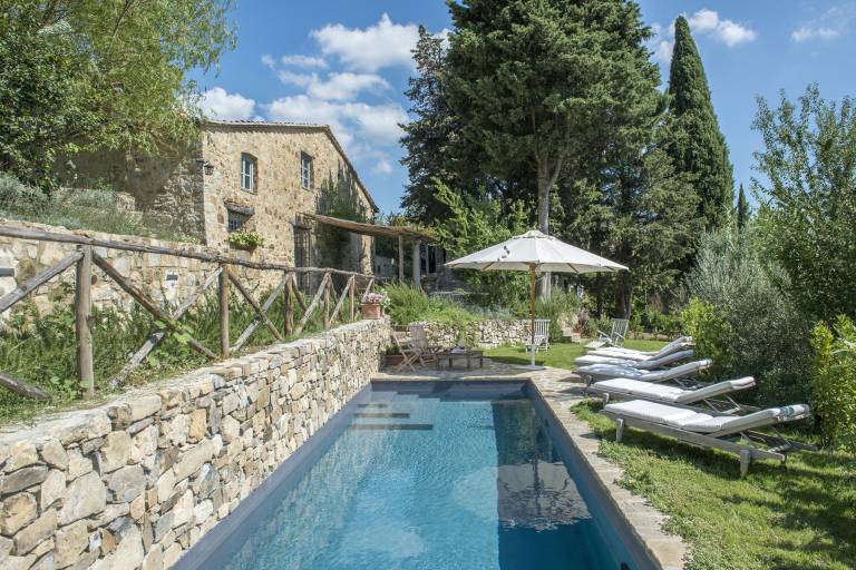 Villa with yard & private pool — photo 3