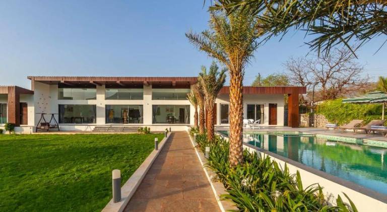 Spacious villa with jacuzzi, garden & private pool | Pets allowed — photo 2