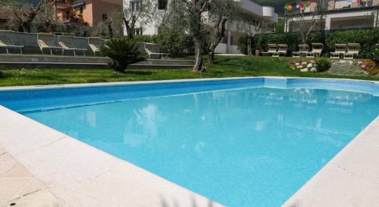 Serviced apartment with pool & garden | Pets allowed in Gardone Riviera