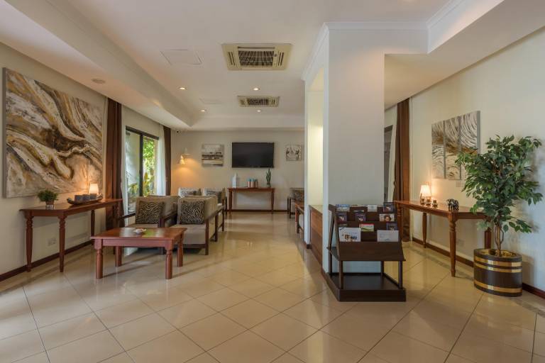 Serviced apartment with pool, terrace & yard — photo 4