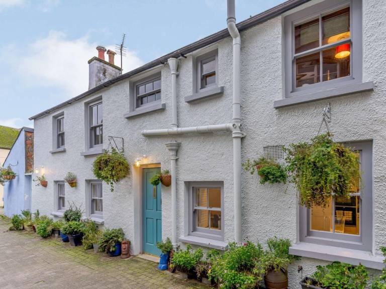 Cottage with hot tub & yard in Tenby