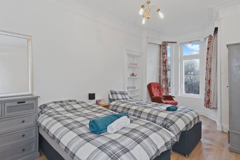 Family-oriented rental apartment with hot tub | Near Holyrood Palace | Pet-friendly — photo 4