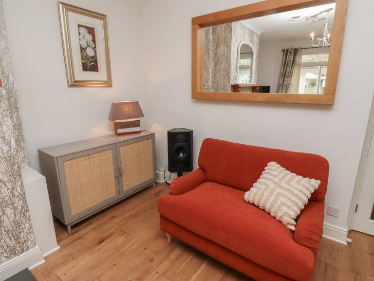 Cottage with garden — photo 3