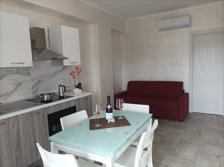 Rental apartment with terrace, garden & pool | City view — photo 5