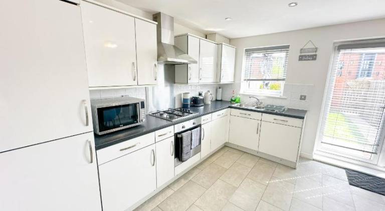 Luxury 4 Bed House - Free Parking - Contractors - Relocators — photo 4