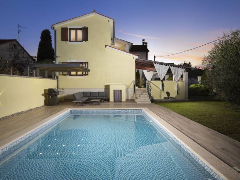 House with terrace, private pool & yard | Nature view in Pula