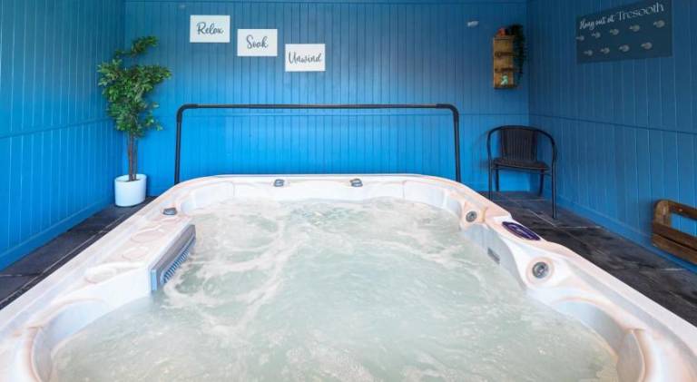 Vacation home with hot tub & pool — photo 4