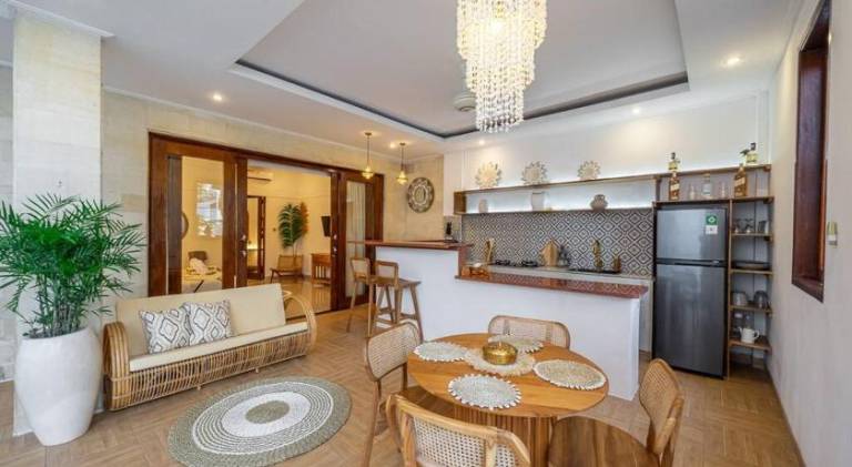 Ample villa with pool & hot tub | Pets allowed — photo 5