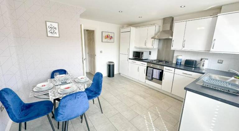 Luxury 4 Bed House - Free Parking - Contractors - Relocators — photo 2