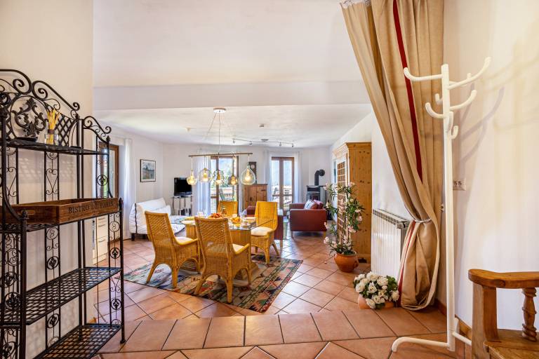 'Apartment Capri' with Lake View, Garden & Wi-Fi — photo 3