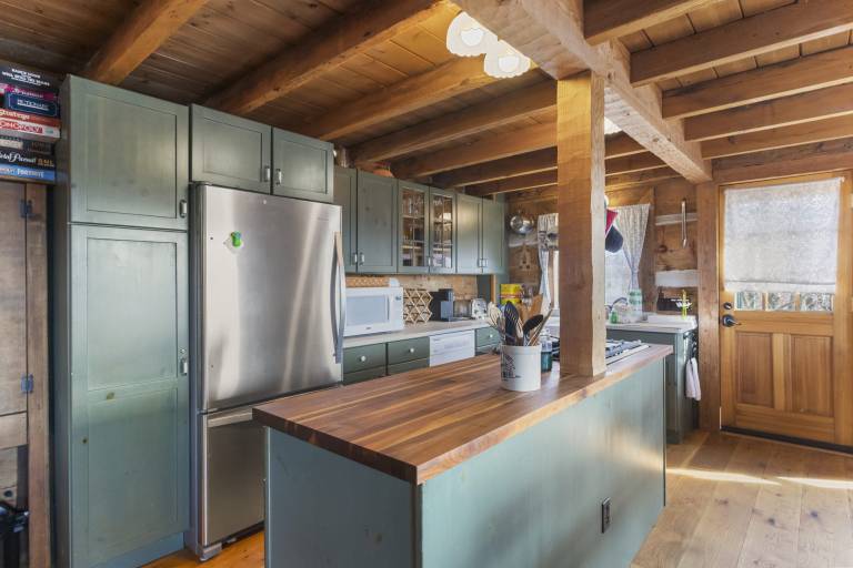 Cabin with grill & yard | Mountain view — photo 4