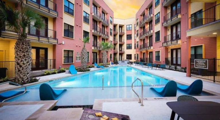 Cozy 2BR w Pool Gym Near Rvrwalk Dome Conv Ctr — photo 2