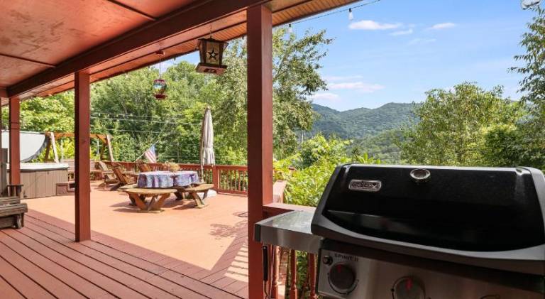 Spacious vacation home with jacuzzi | Pets are welcome — photo 4