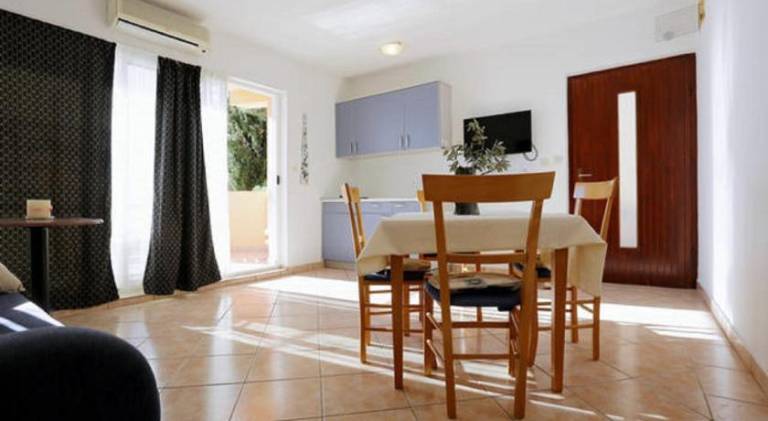 Holiday apartment with yard, grill & terrace — photo 2