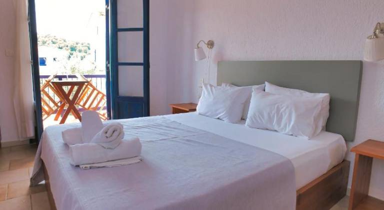 Serviced apartment with patio, BBQ & pool | Dogs allowed — photo 2