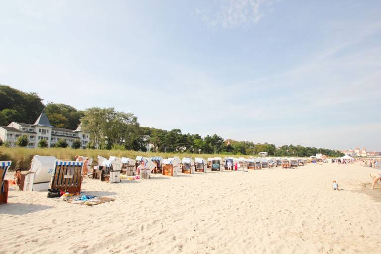 direkt an der Strandpromenade, Balkon mit Meerblick - Aparthotel Ostsee FeWo 35 — photo 2