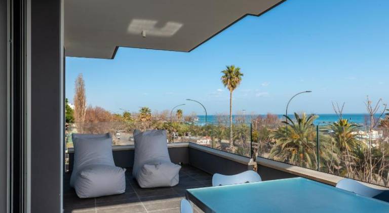 Beautiful serviced apartment with jacuzzi & patio | Close to the beach | Pets allowed — photo 5