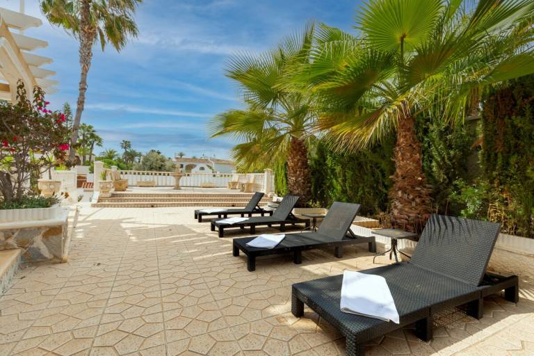 Villa with terrace, barbecue & yard | Garden view — photo 4