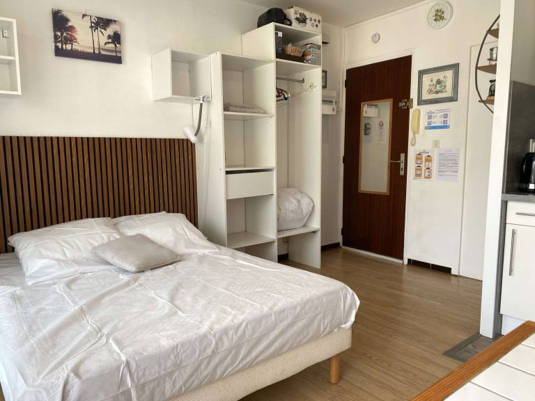 Cozy Studio with Parking, AC, and WiFi in Balaruc-les-Bains — photo 4