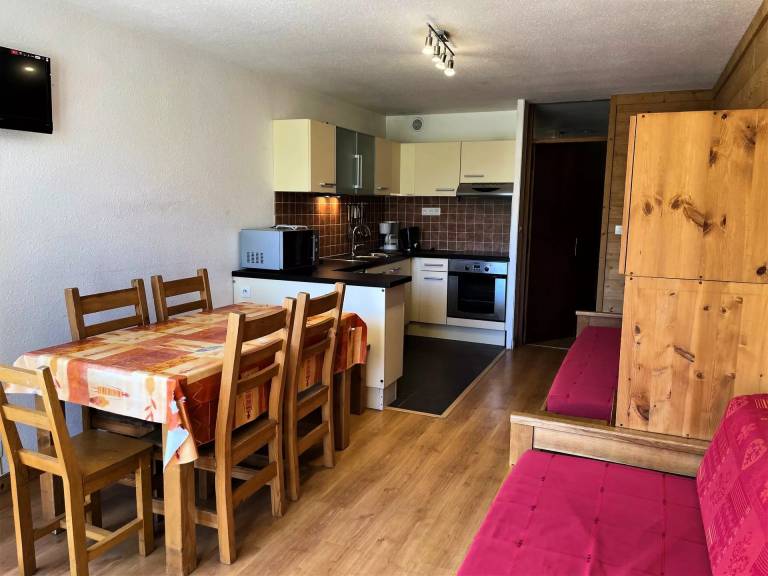 Apartment with 1 room for 5 persons in Les Belleville