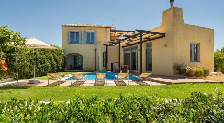 Villa with pool — photo 4