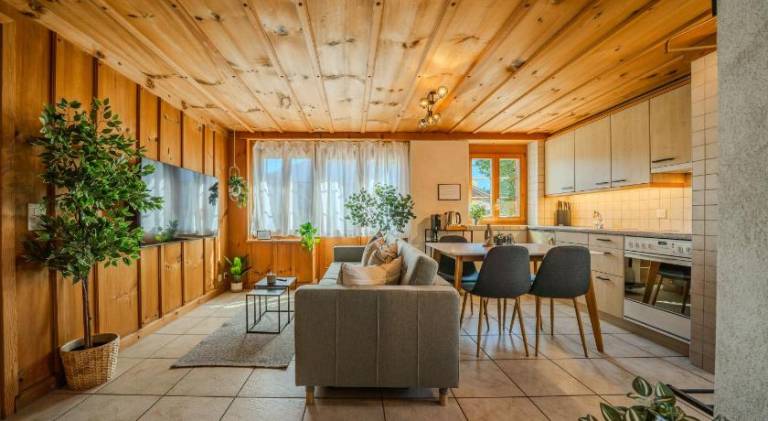 Alpine Hideaway near Brienz with Hot Tub & Parking — photo 2