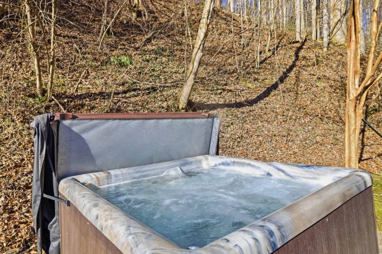 Family-friendly wonderful cabin with patio, private pool & garden | Pets are welcome in Gatlinburg, TN