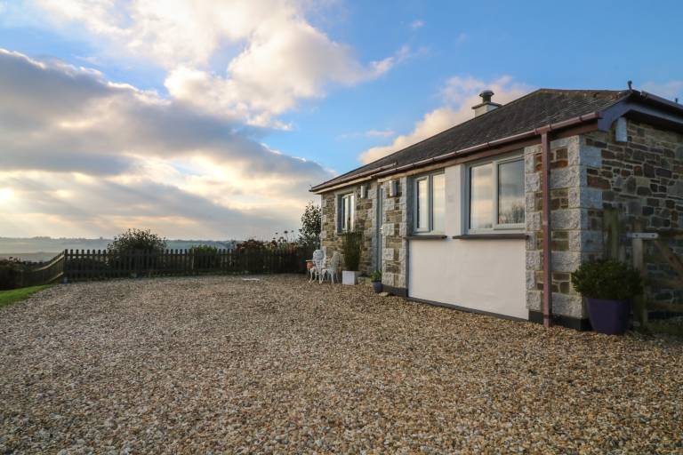 Cottage with yard — photo 2