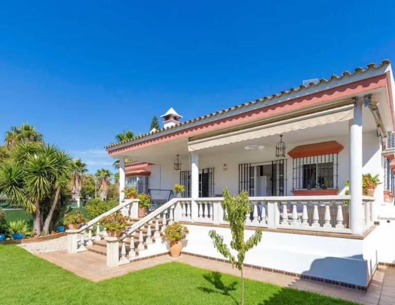 Fully equipped ample vacation home with terrace, barbecue & yard | Pool view | Pets allowed — photo 2