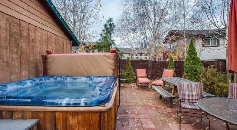 House with hot tub — photo 2