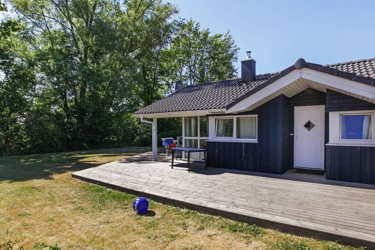 House with hot tub, garden & sauna in Groemitz