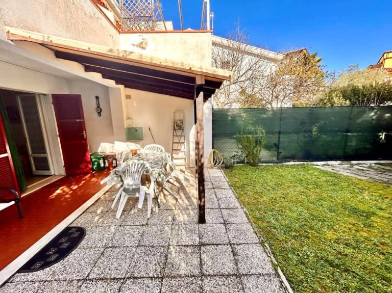 Holiday apartment with garden — photo 4