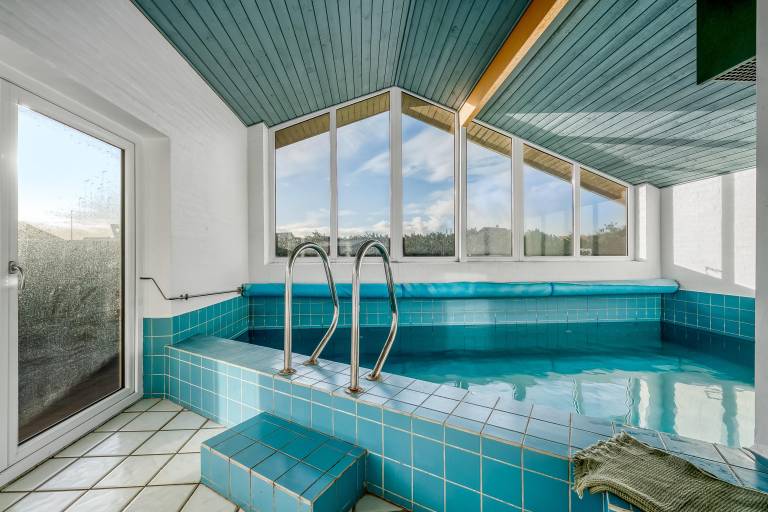 House with hot tub, sauna & pool — photo 3