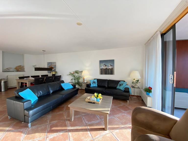 Apartment with jacuzzi — photo 2
