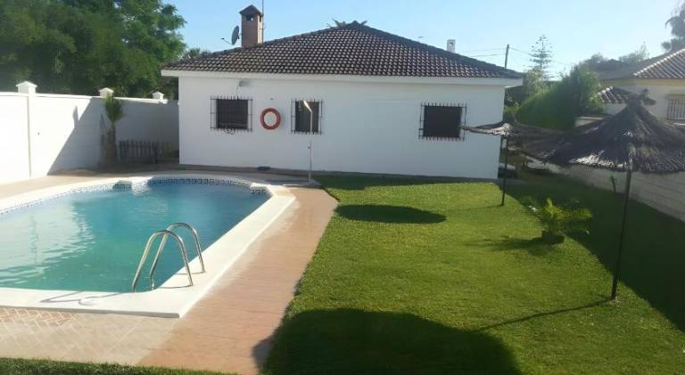 House with terrace, barbeque & private pool | Pets are welcome — photo 2