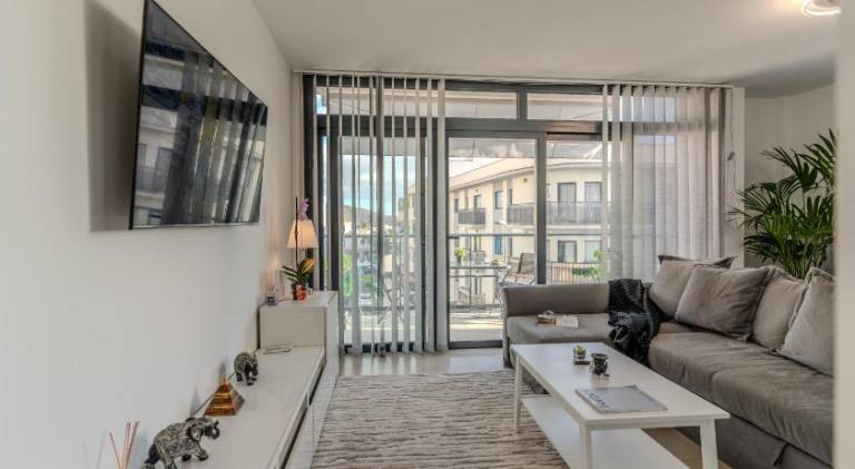 Fully equipped apartment with private pool & patio | Perfect for remote work | Pet-friendly — photo 2