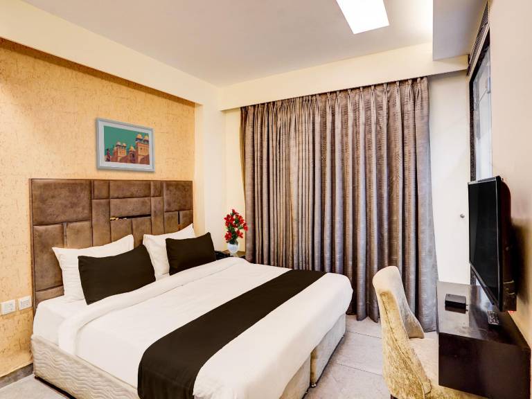 Super Townhouse Pitampura West Enclave