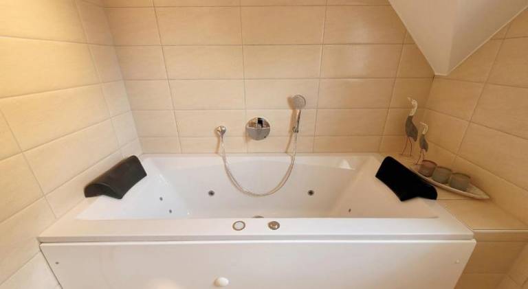 Vacation home with jacuzzi — photo 4