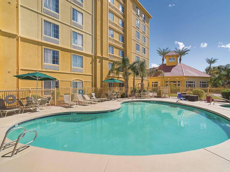 La Quinta Inn & Suites by Wyndham Phoenix Mesa West — photo 3