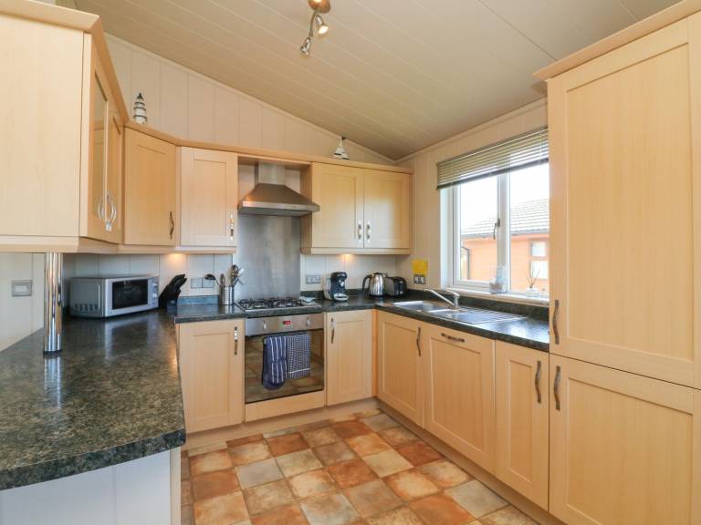 Cottage with patio & garden | Beach view — photo 5