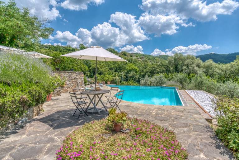 Familienorientierte schöne Villa mit Terrasse, privatem Pool und Garten